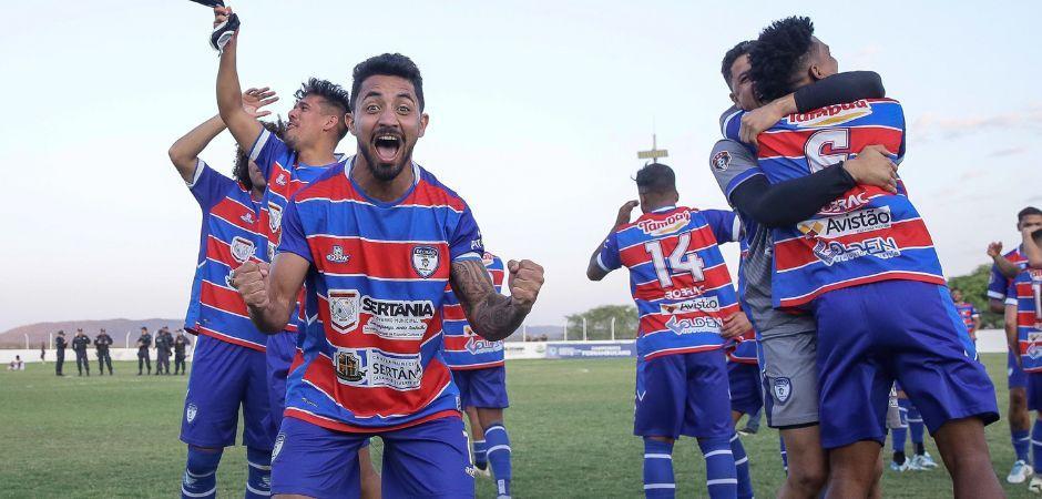 Decisão vence Cabense e está de volta à primeira divisão do futebol pernambucano