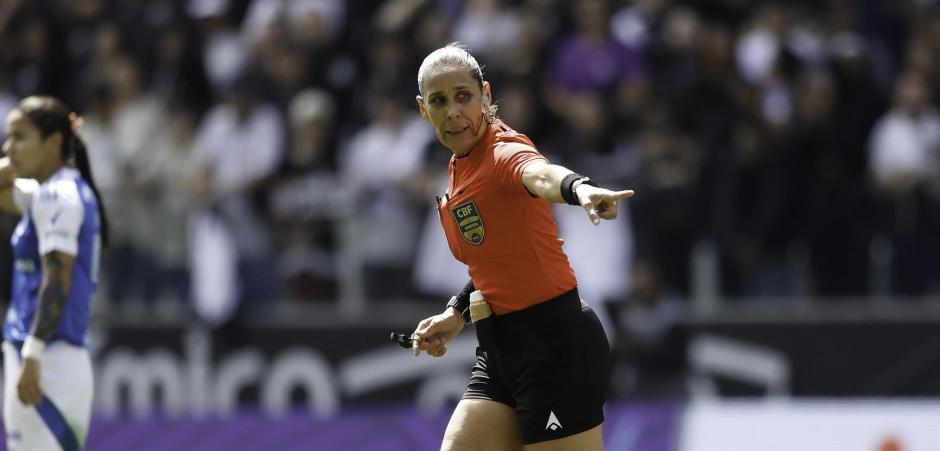 Deborah Cecília reafirma protagonismo nacional ao apitar a final do Brasileirão Feminino 