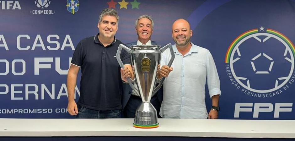 Evandro Carvalho recebe representantes de América e Vitória na FPF
