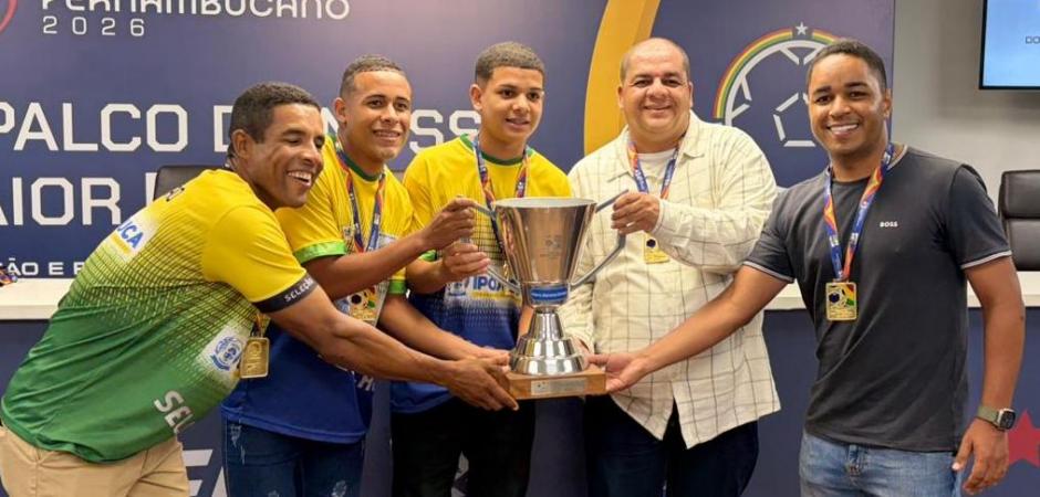 Liga de Ipojuca recebe troféu da Copinha Sub 16 Amador 

