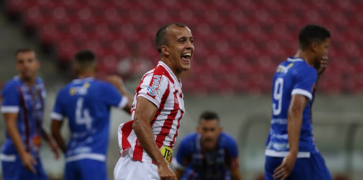 Náutico vence o Vitória e assume ponta do Pernambucano