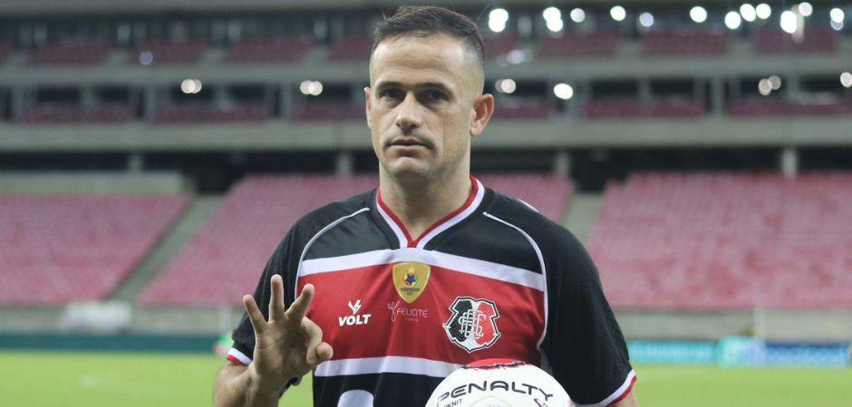 Pipico faz 3 gols e leva bola com homenagem a Pelé