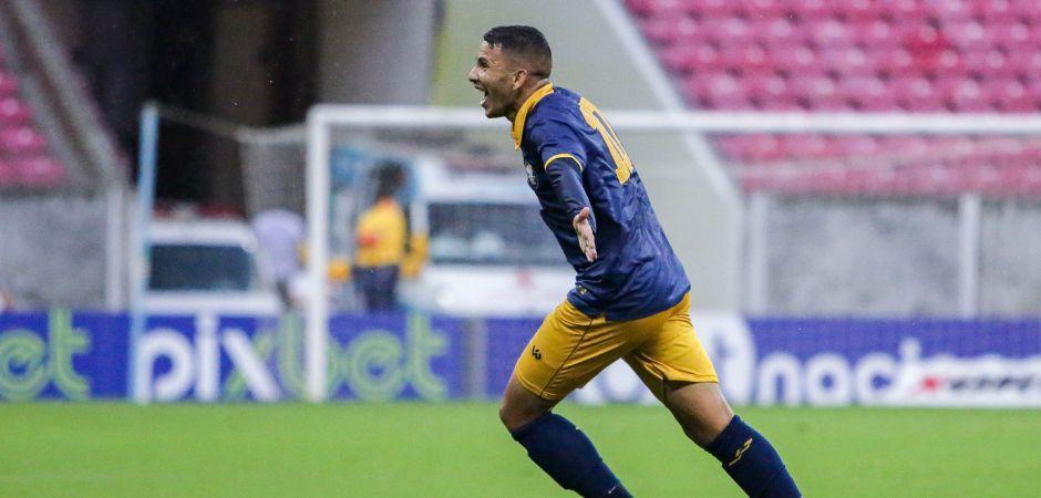 Retrô vence e assume liderança isolada do grupo A4